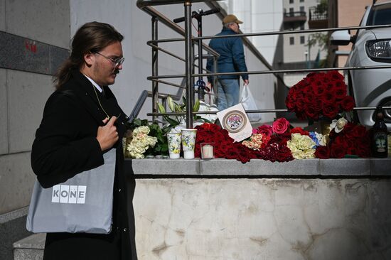 Цветы у посольства Великобритании в память о королеве Елизавете II