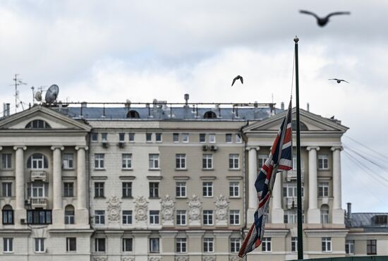 Цветы у посольства Великобритании в память о королеве Елизавете II