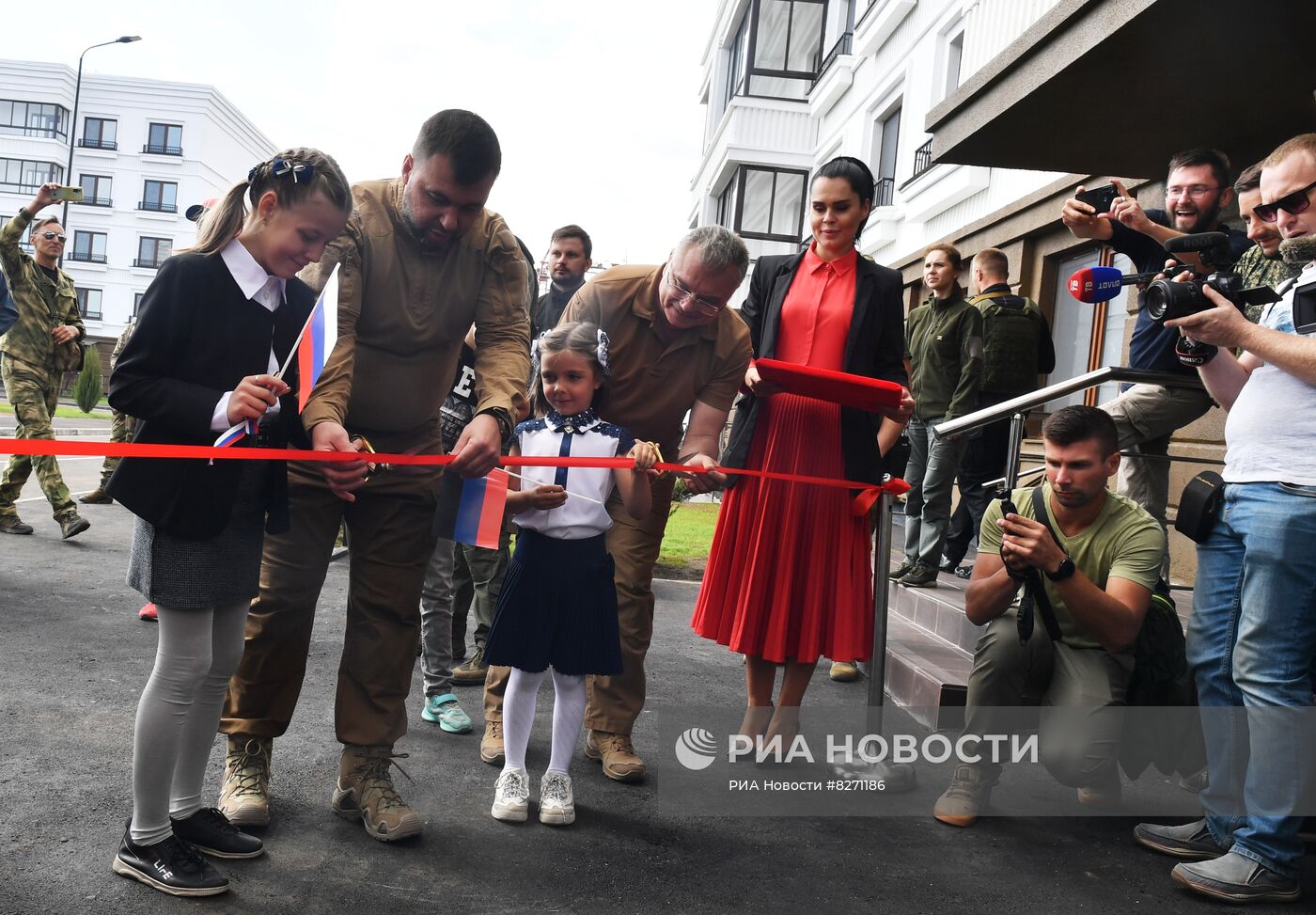 Вручение ключей первым жильцам построенных ВСК МО РФ домов Мариуполя