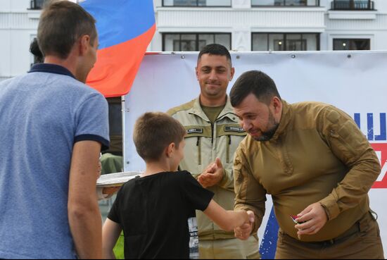 Вручение ключей первым жильцам построенных ВСК МО РФ домов Мариуполя