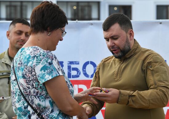 Вручение ключей первым жильцам построенных ВСК МО РФ домов Мариуполя