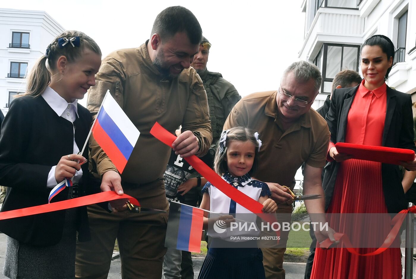 Вручение ключей первым жильцам построенных ВСК МО РФ домов Мариуполя