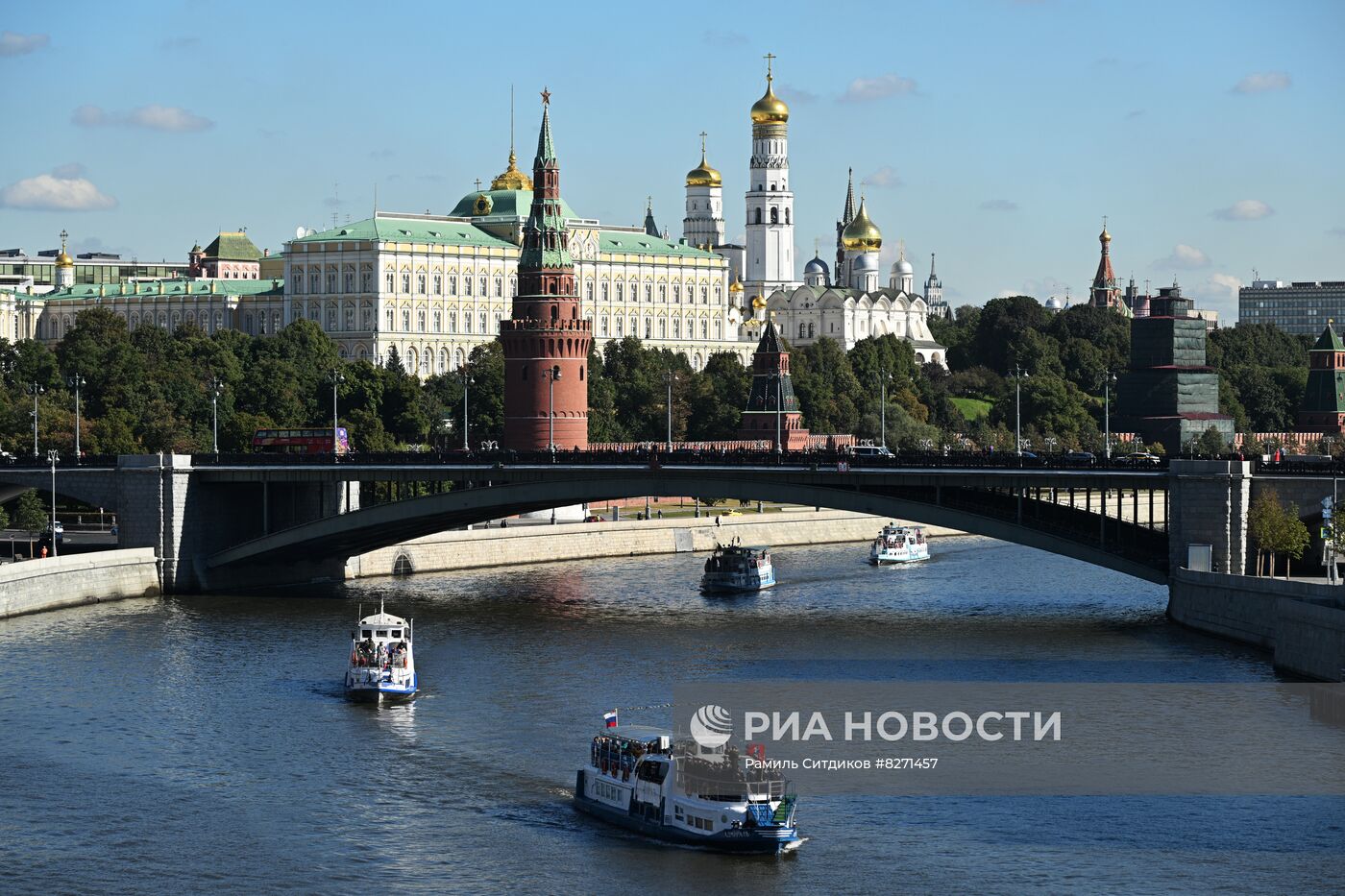 Парад судов на Москве-реке