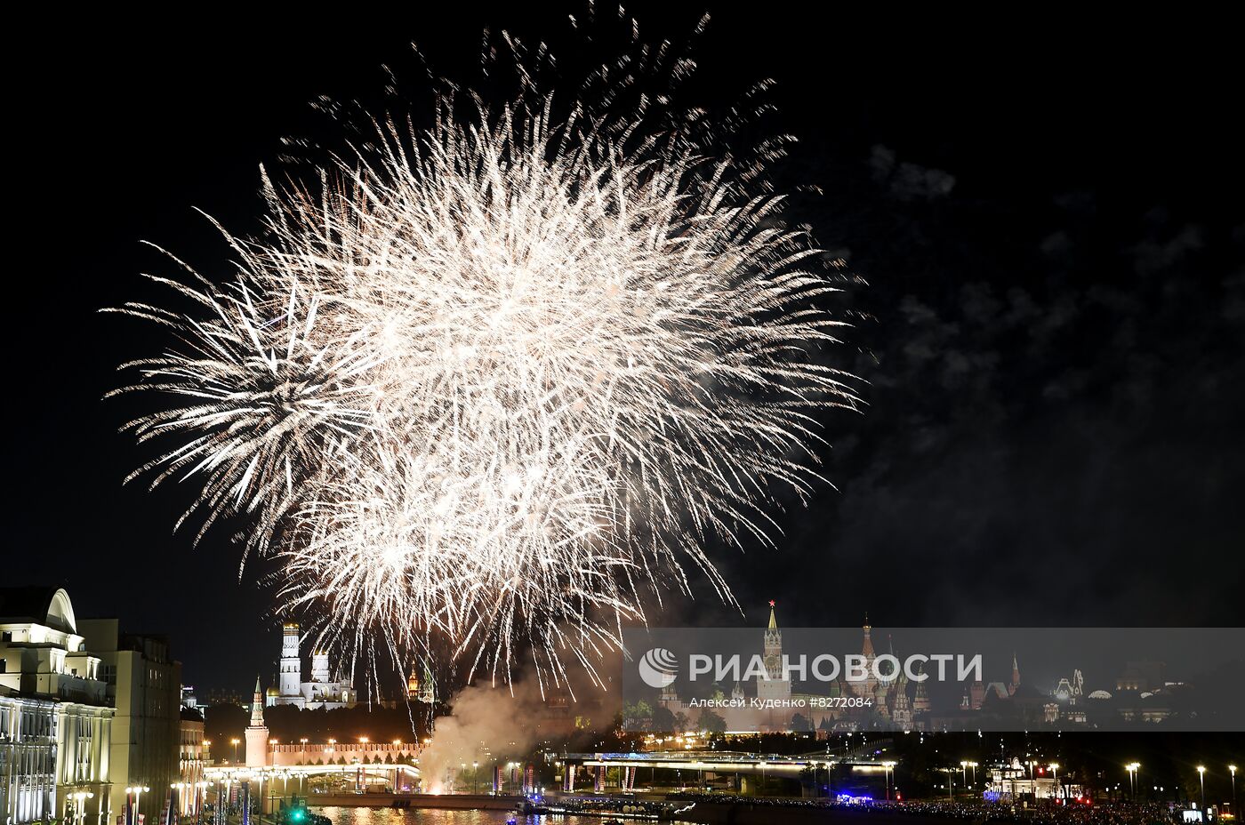 Праздничный салют в День Города