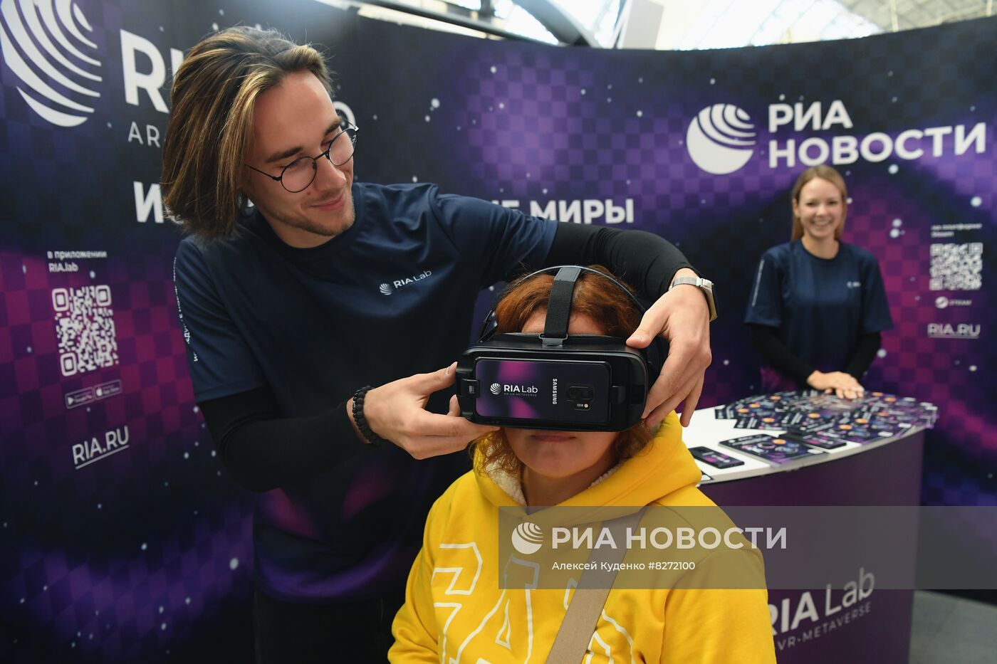 Работа стенда РИА "Новости" на ВДНХ