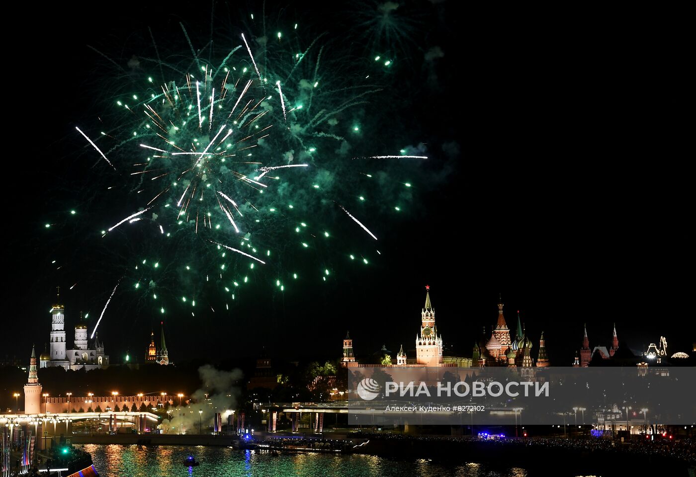 Праздничный салют в День Города