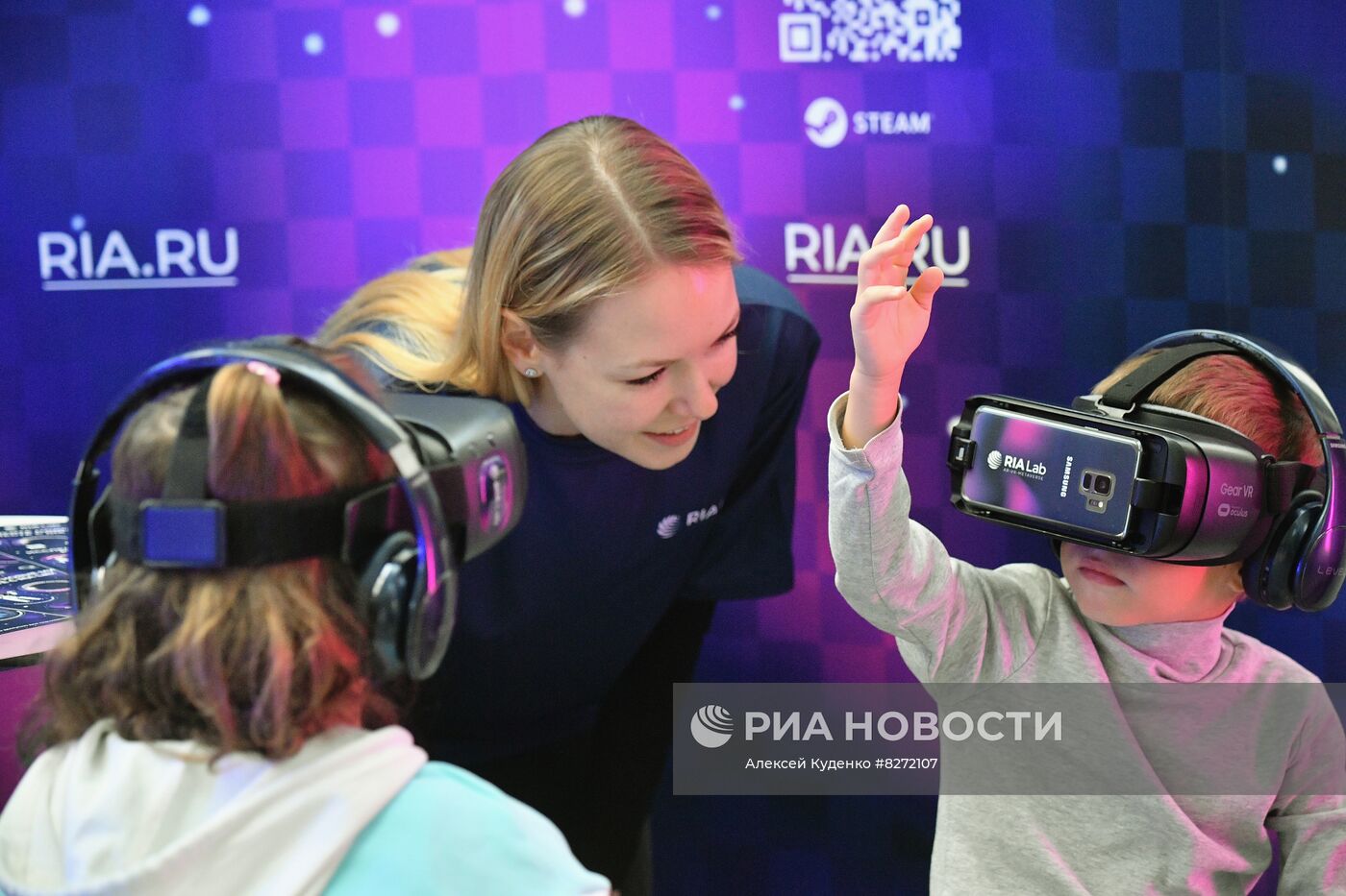 Работа стенда РИА "Новости" на ВДНХ