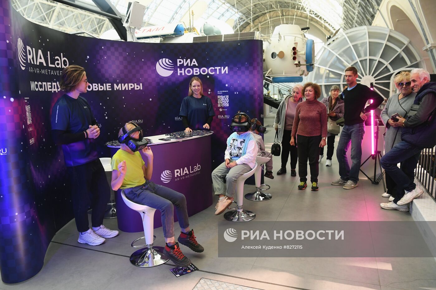 Работа стенда РИА "Новости" на ВДНХ