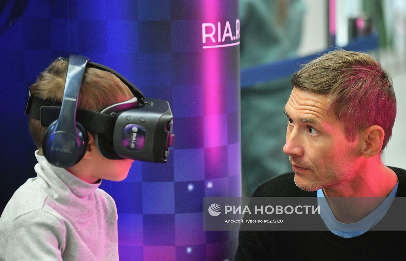 Работа стенда РИА "Новости" на ВДНХ