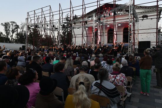 Праздничный концерт по случаю 79-й годовщины освобождения Мариуполя от немецко-фашистских захватчиков