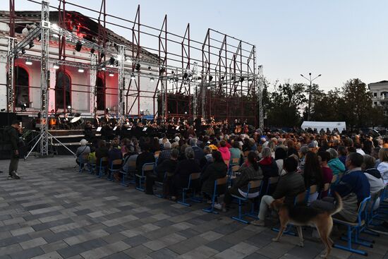 Праздничный концерт по случаю 79-й годовщины освобождения Мариуполя от немецко-фашистских захватчиков