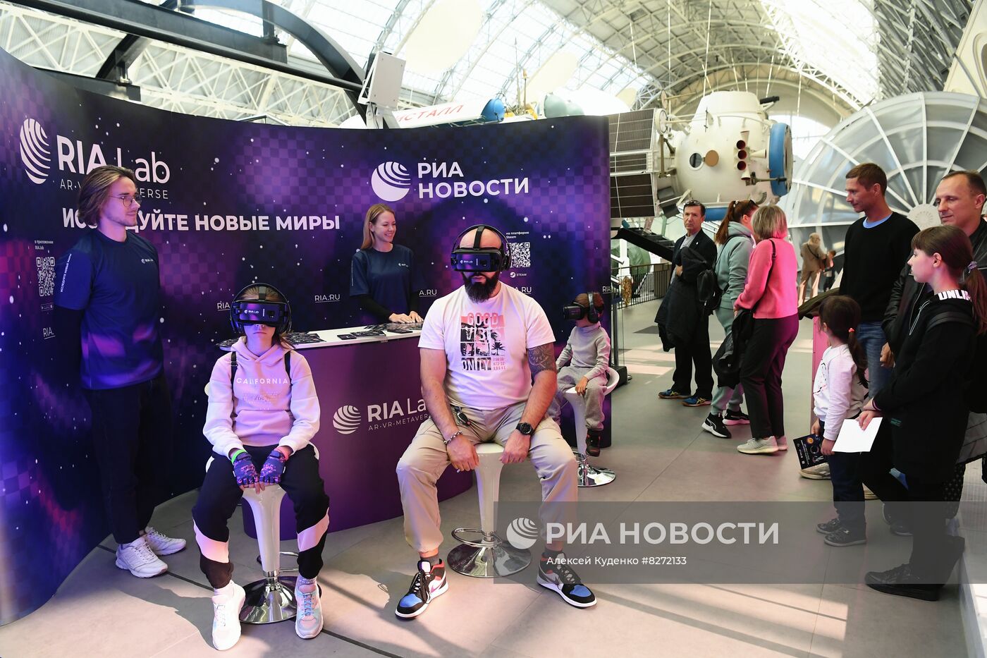 Работа стенда РИА "Новости" на ВДНХ