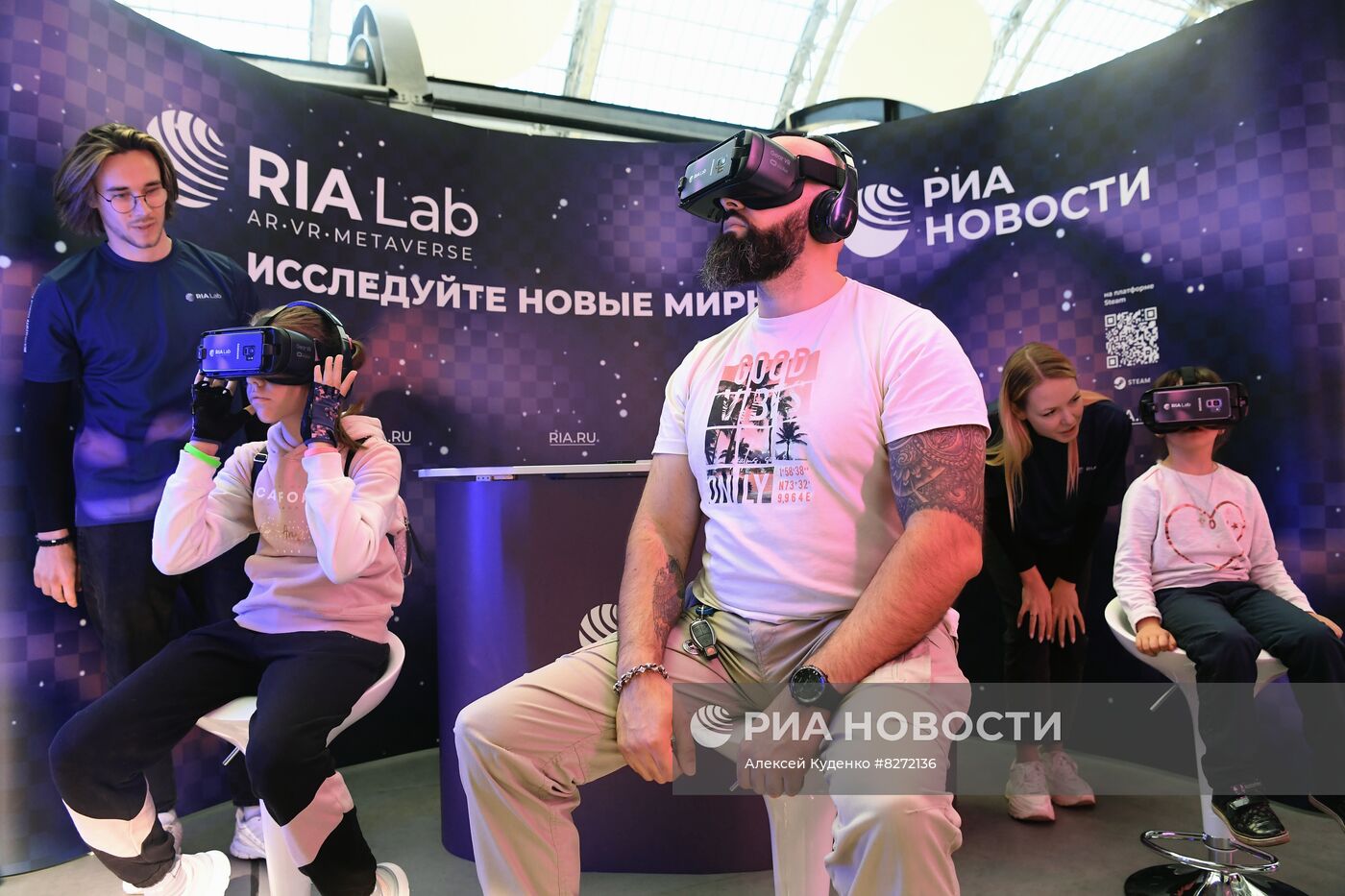 Работа стенда РИА "Новости" на ВДНХ