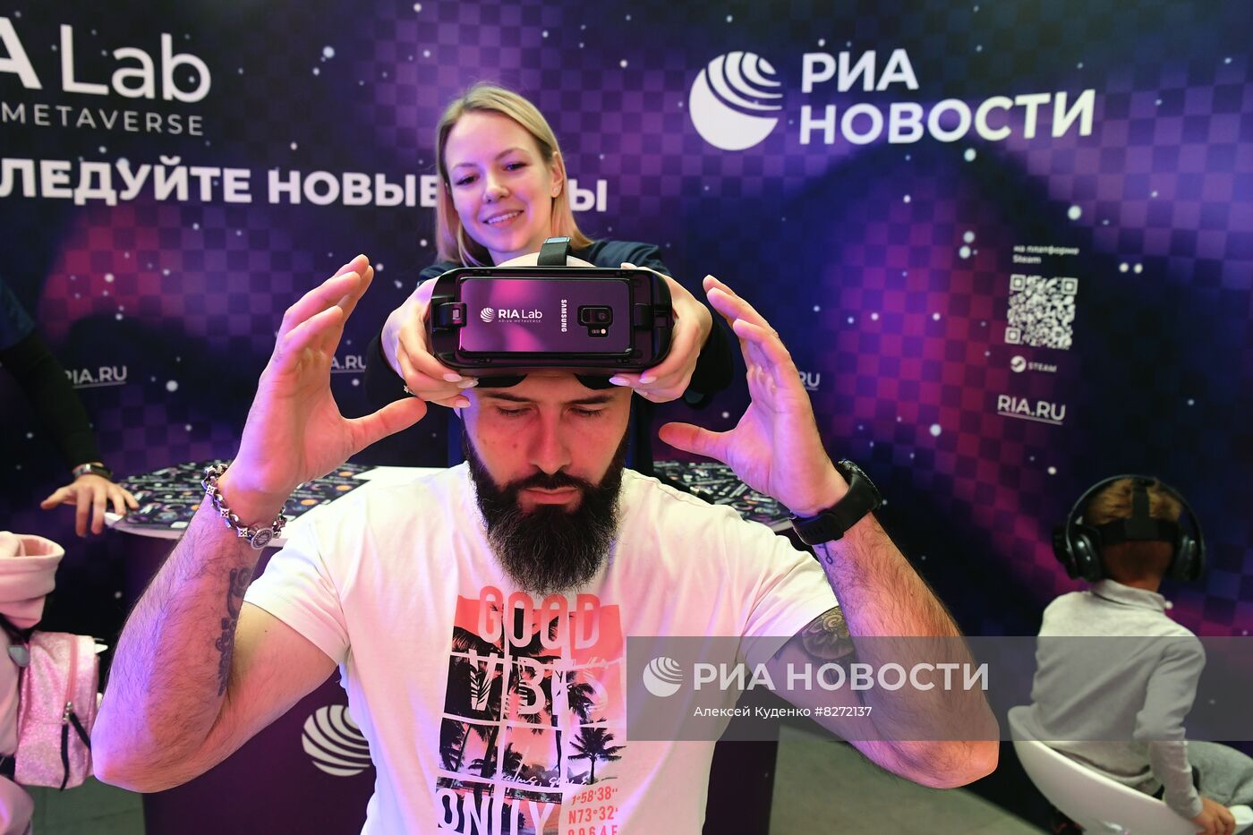 Работа стенда РИА "Новости" на ВДНХ