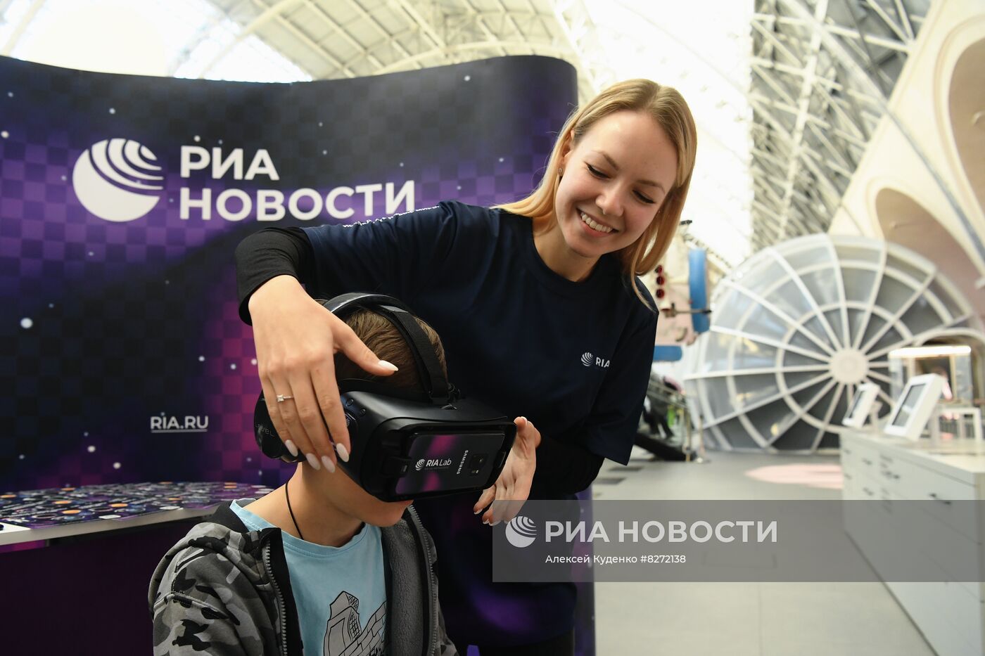 Работа стенда РИА "Новости" на ВДНХ