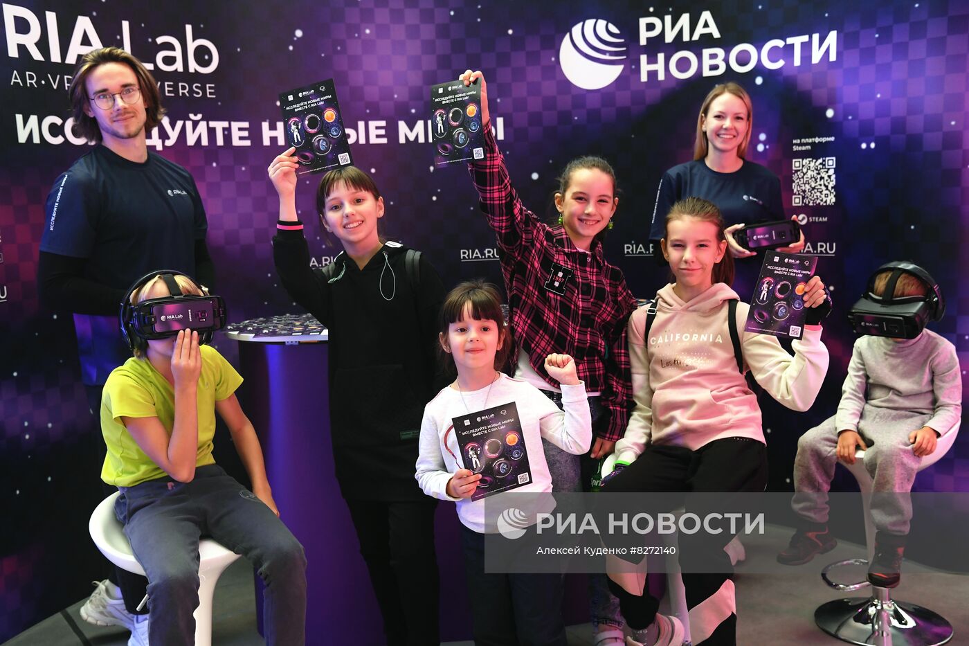 Работа стенда РИА "Новости" на ВДНХ