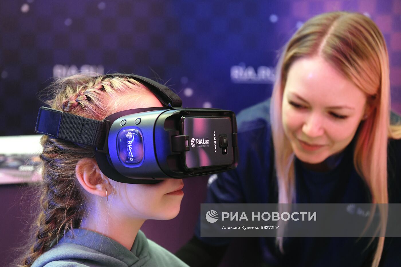 Работа стенда РИА "Новости" на ВДНХ