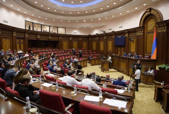 Выступление Н. Пашиняна перед парламентом в Армении