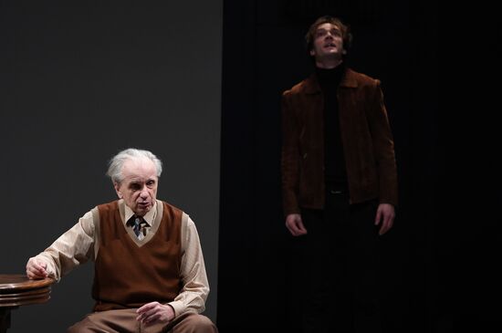 Показ спектакля "Соло для часов с боем" в театре Моссовета