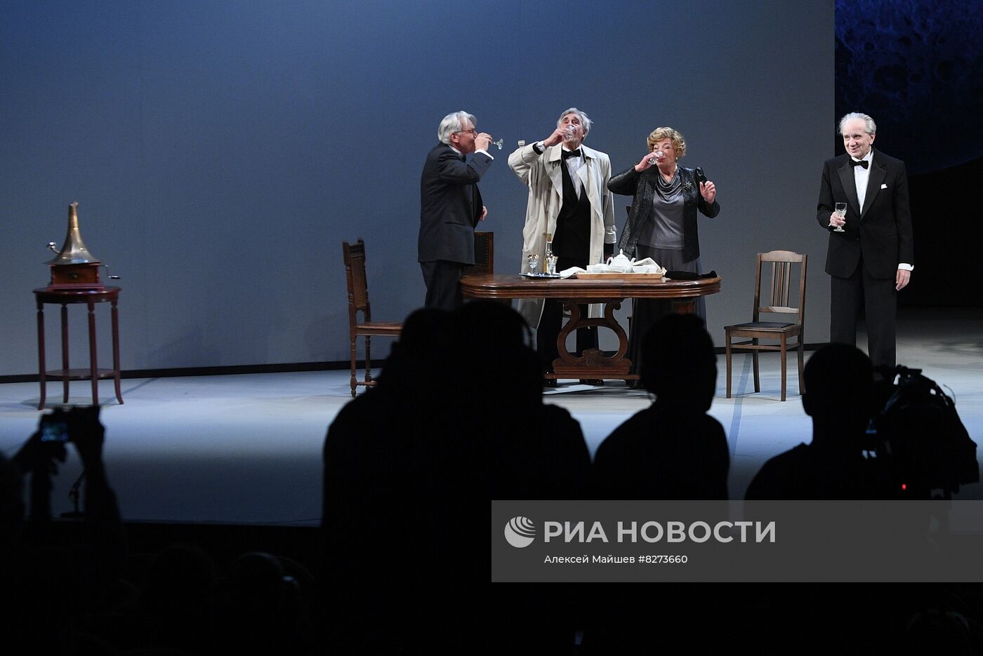 Показ спектакля "Соло для часов с боем" в театре Моссовета