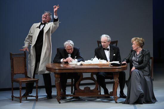 Показ спектакля "Соло для часов с боем" в театре Моссовета