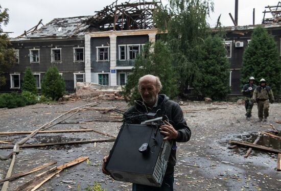 Последствия обстрела города Перевальск в ЛНР