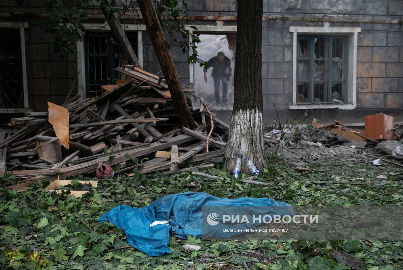 Последствия обстрела города Перевальск в ЛНР