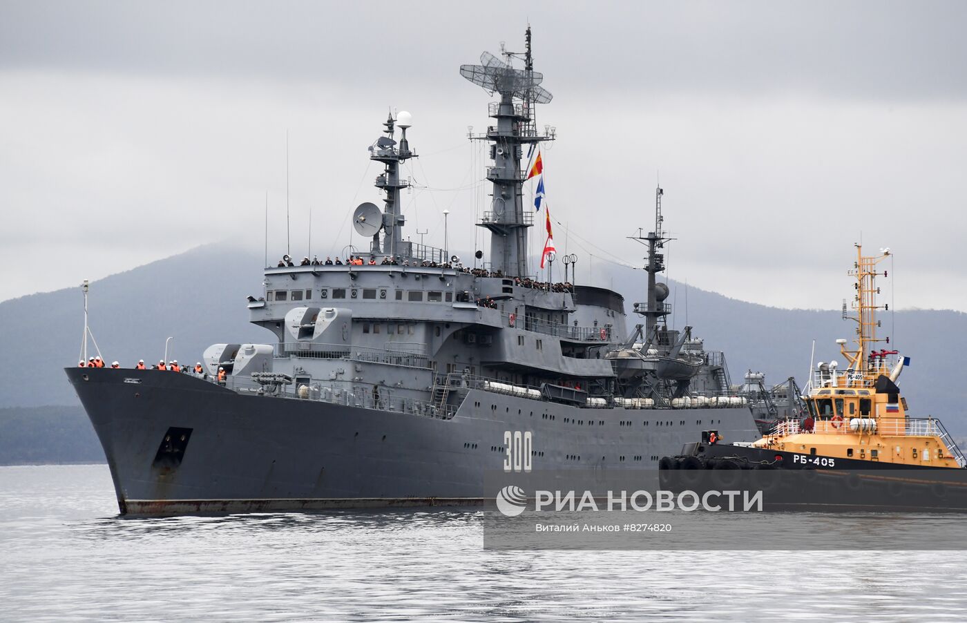 Встреча учебного корабля Балтийского флота "Смольный" во Владивостоке
