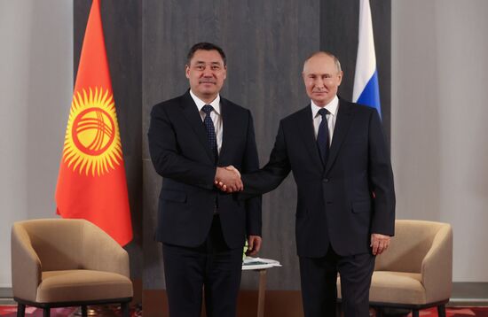 Президент РФ В. Путин провел встречи на полях саммита ШОС