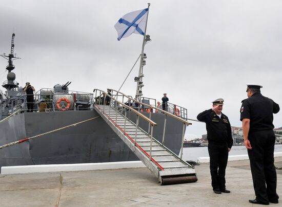 Встреча учебного корабля Балтийского флота "Смольный" во Владивостоке
