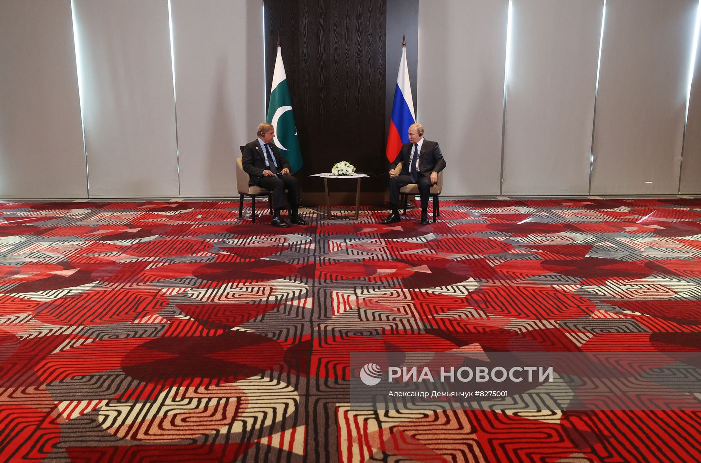 Президент РФ В. Путин провел встречи на полях саммита ШОС