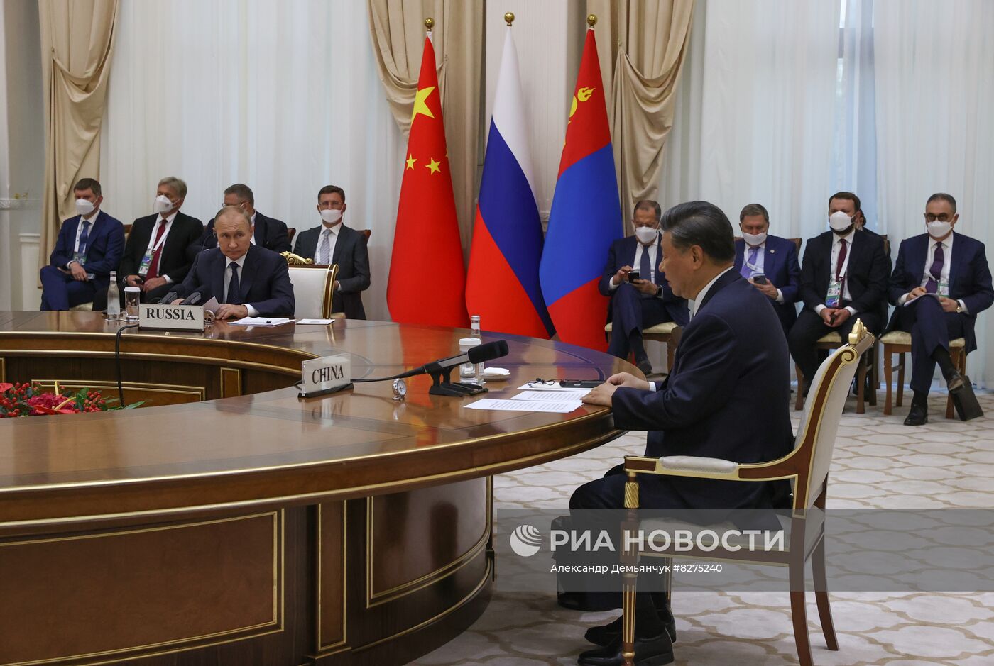 Президент РФ В. Путин провел встречи на полях саммита ШОС
