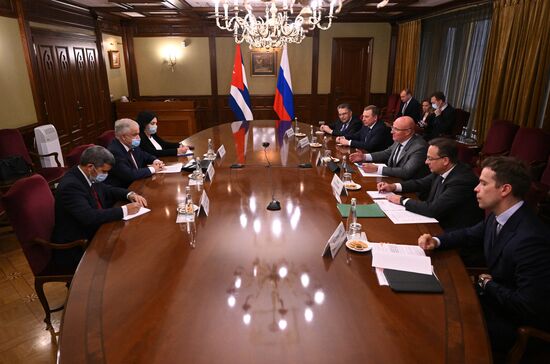 Встреча вице-премьера Д. Чернышенко и посла Кубы в РФ Х. А. Г. Пеньи