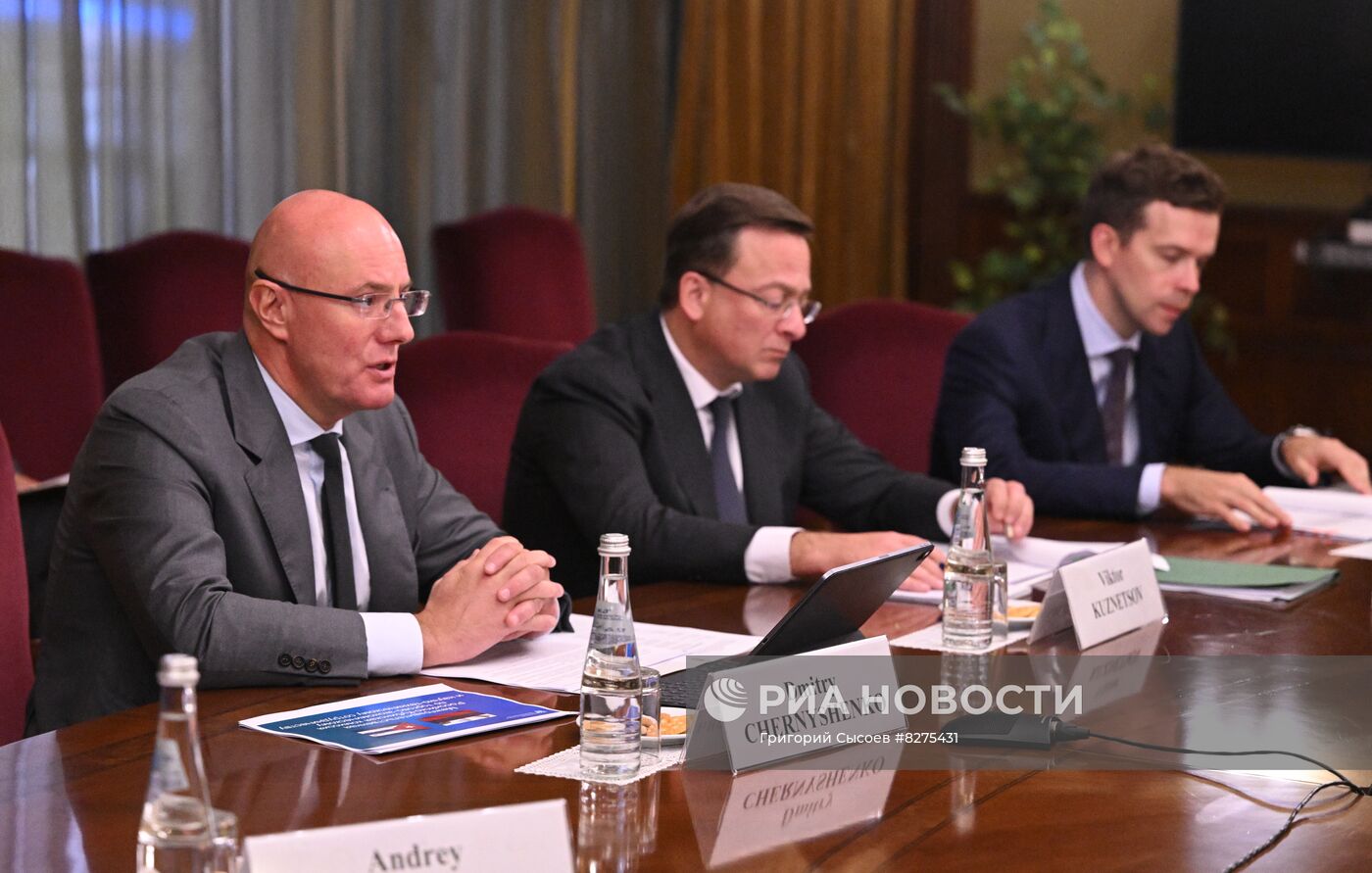 Встреча вице-премьера Д. Чернышенко и посла Кубы в РФ Х. А. Г. Пеньи