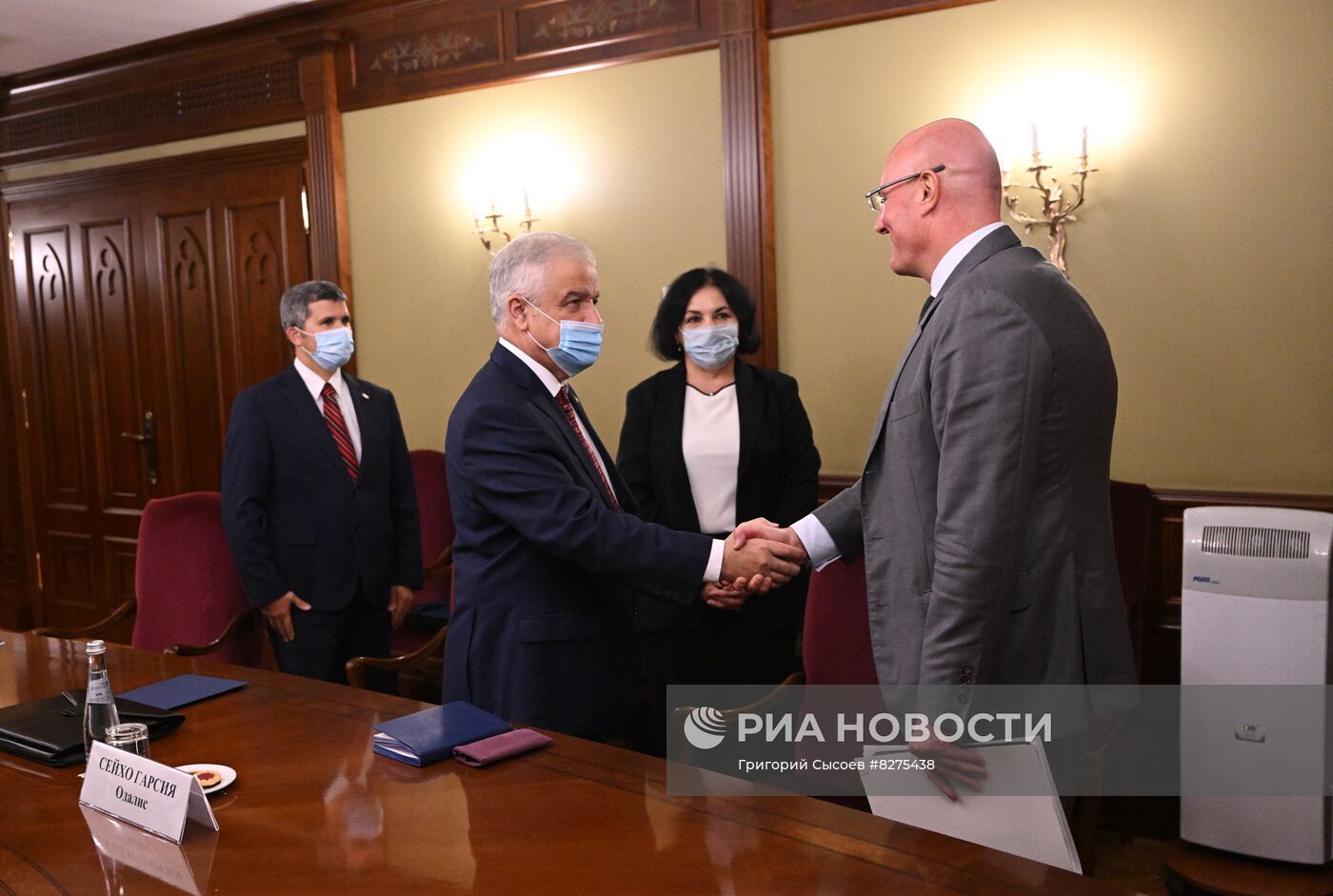 Встреча вице-премьера Д. Чернышенко и посла Кубы в РФ Х. А. Г. Пеньи