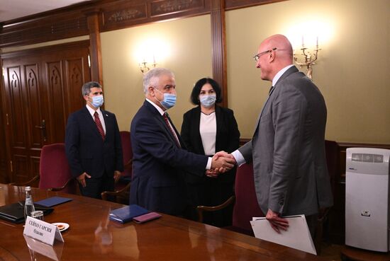 Встреча вице-премьера Д. Чернышенко и посла Кубы в РФ Х. А. Г. Пеньи