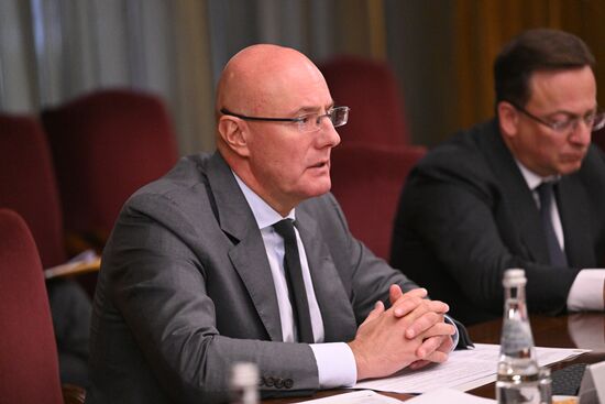 Встреча вице-премьера Д. Чернышенко и посла Кубы в РФ Х. А. Г. Пеньи