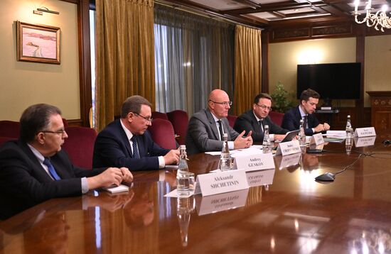 Встреча вице-премьера Д. Чернышенко и посла Кубы в РФ Х. А. Г. Пеньи