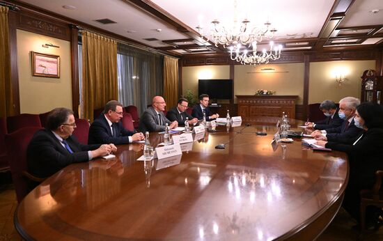 Встреча вице-премьера Д. Чернышенко и посла Кубы в РФ Х. А. Г. Пеньи