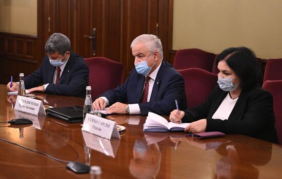 Встреча вице-премьера Д. Чернышенко и посла Кубы в РФ Х. А. Г. Пеньи