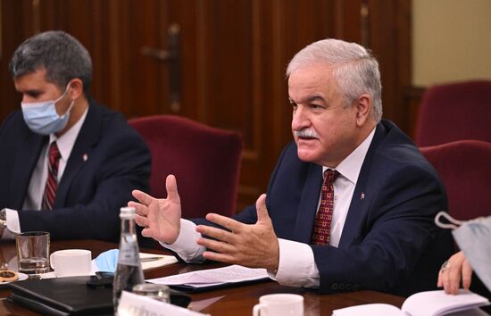 Встреча вице-премьера Д. Чернышенко и посла Кубы в РФ Х. А. Г. Пеньи