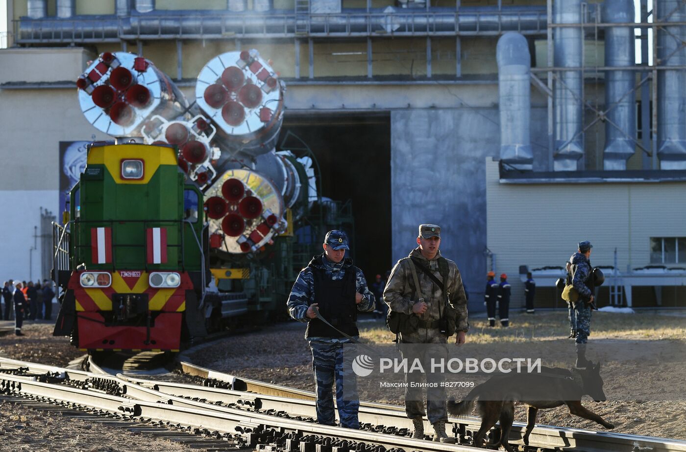 Вывоз на старт ракеты-носителя "Союз-2.1а" с пилотируемым кораблем "Союз МС-22"  