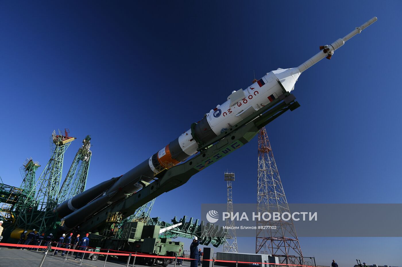 Вывоз на старт ракеты-носителя "Союз-2.1а" с пилотируемым кораблем "Союз МС-22"  