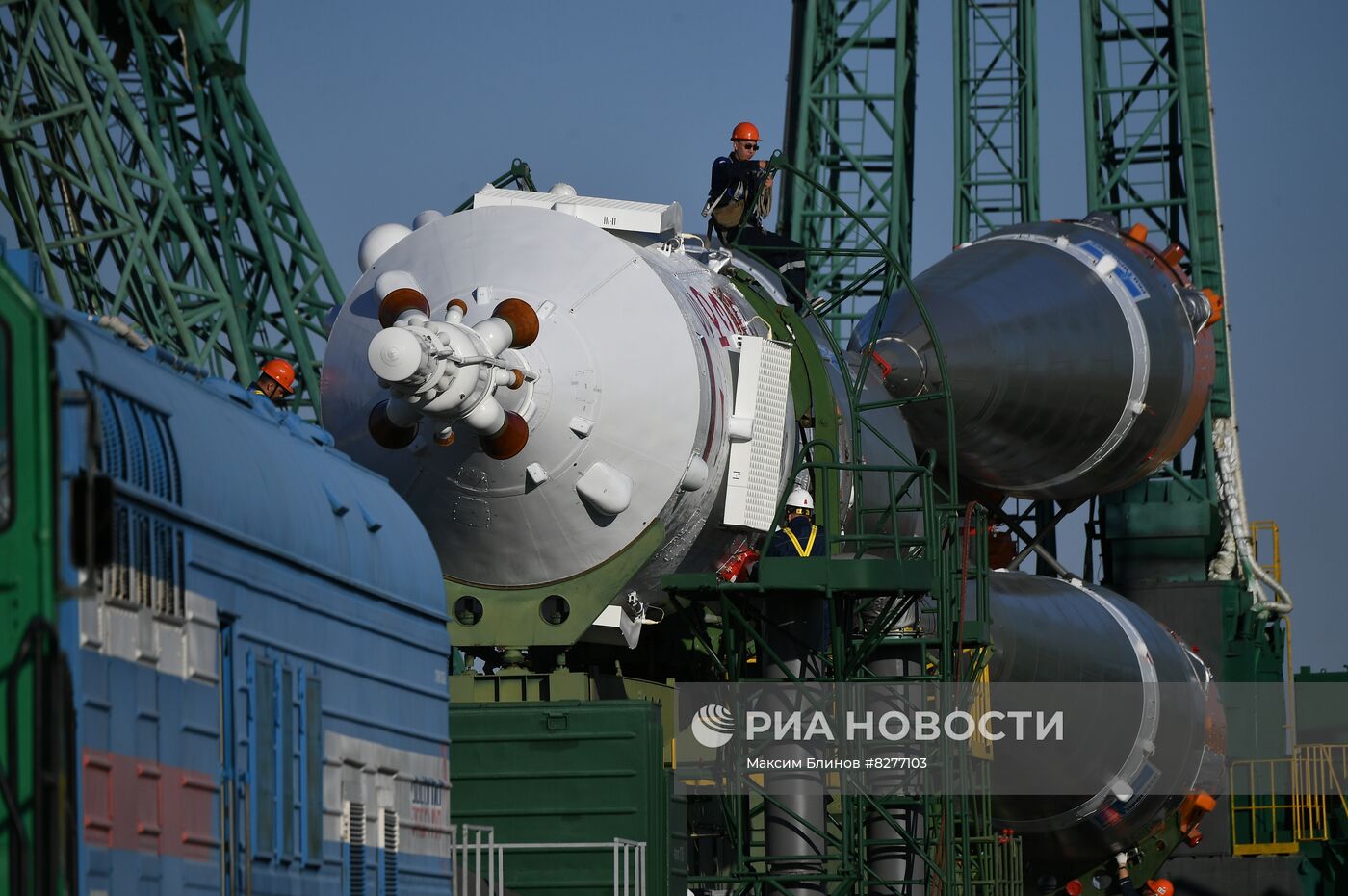 Вывоз на старт ракеты-носителя "Союз-2.1а" с пилотируемым кораблем "Союз МС-22"