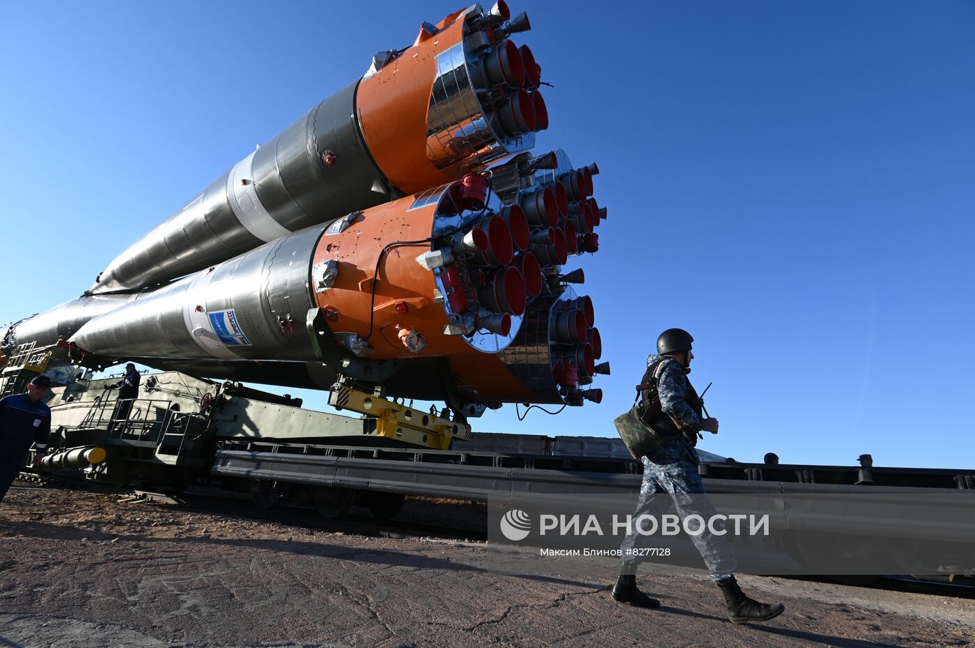 Вывоз на старт ракеты-носителя "Союз-2.1а" с пилотируемым кораблем "Союз МС-22"