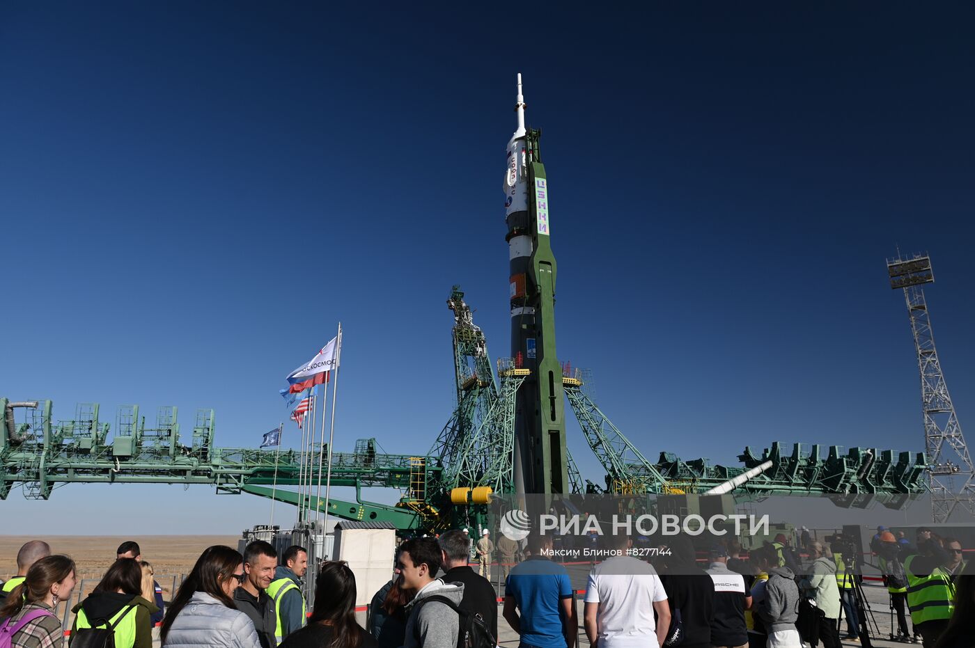 Вывоз на старт ракеты-носителя "Союз-2.1а" с пилотируемым кораблем "Союз МС-22"  