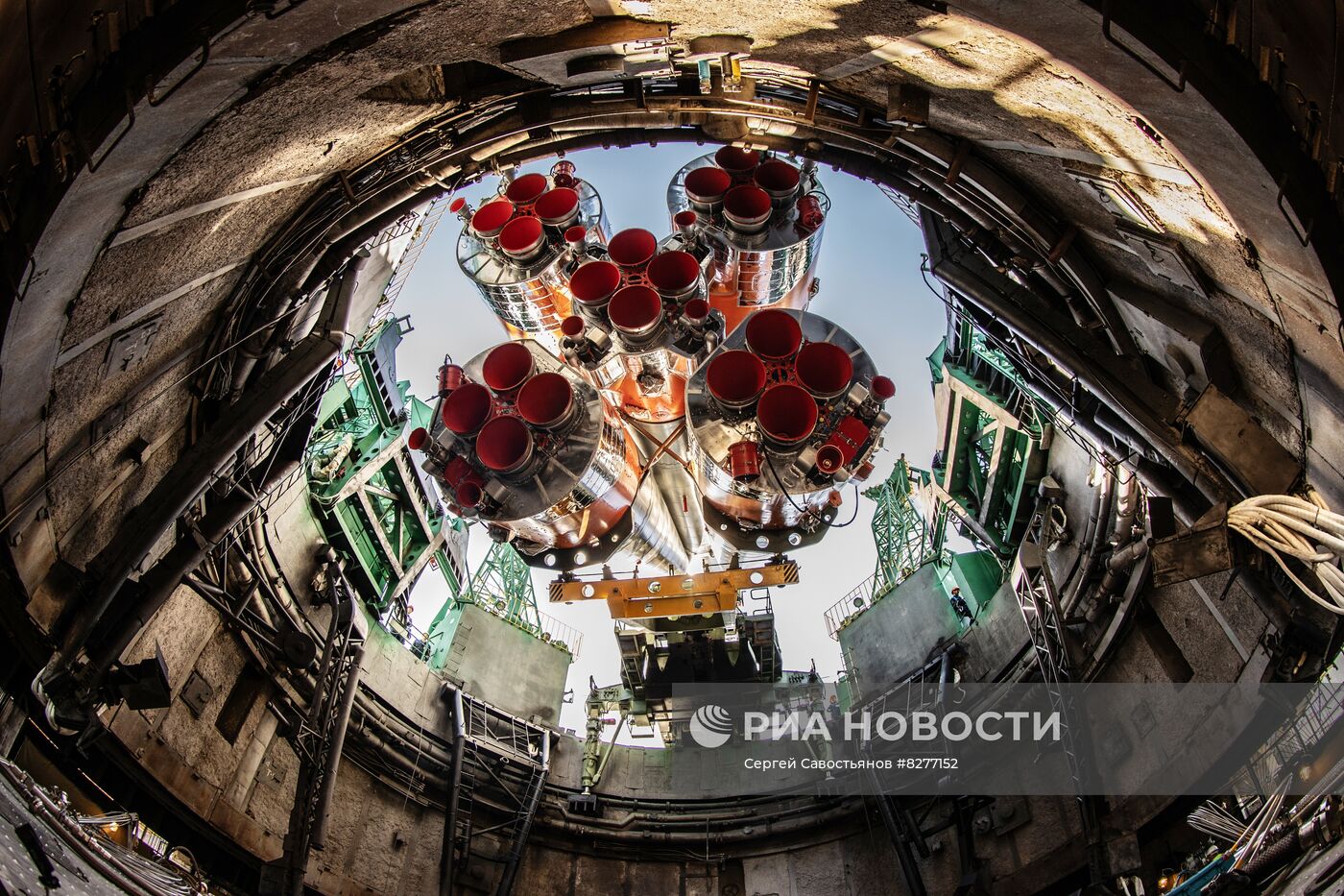 Вывоз на старт ракеты-носителя "Союз-2.1а" с пилотируемым кораблем "Союз МС-22"