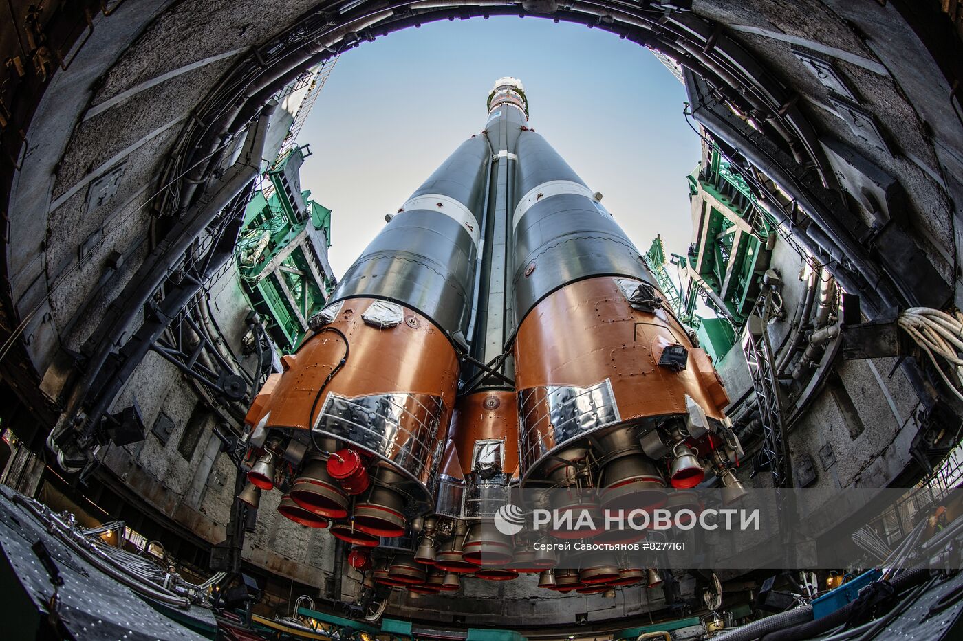 Вывоз на старт ракеты-носителя "Союз-2.1а" с пилотируемым кораблем "Союз МС-22"  