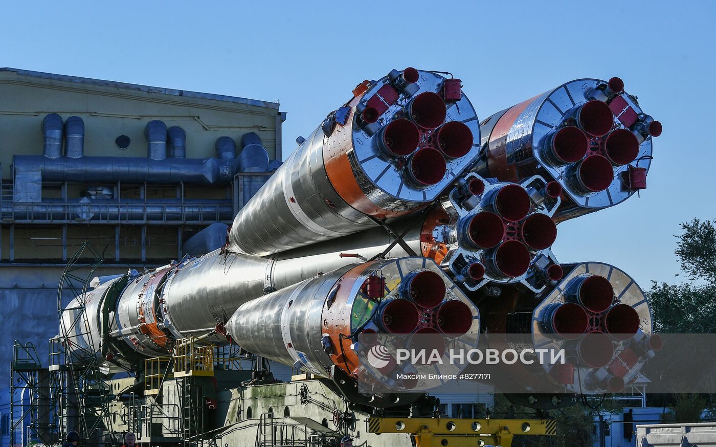 Вывоз на старт ракеты-носителя "Союз-2.1а" с пилотируемым кораблем "Союз МС-22"  