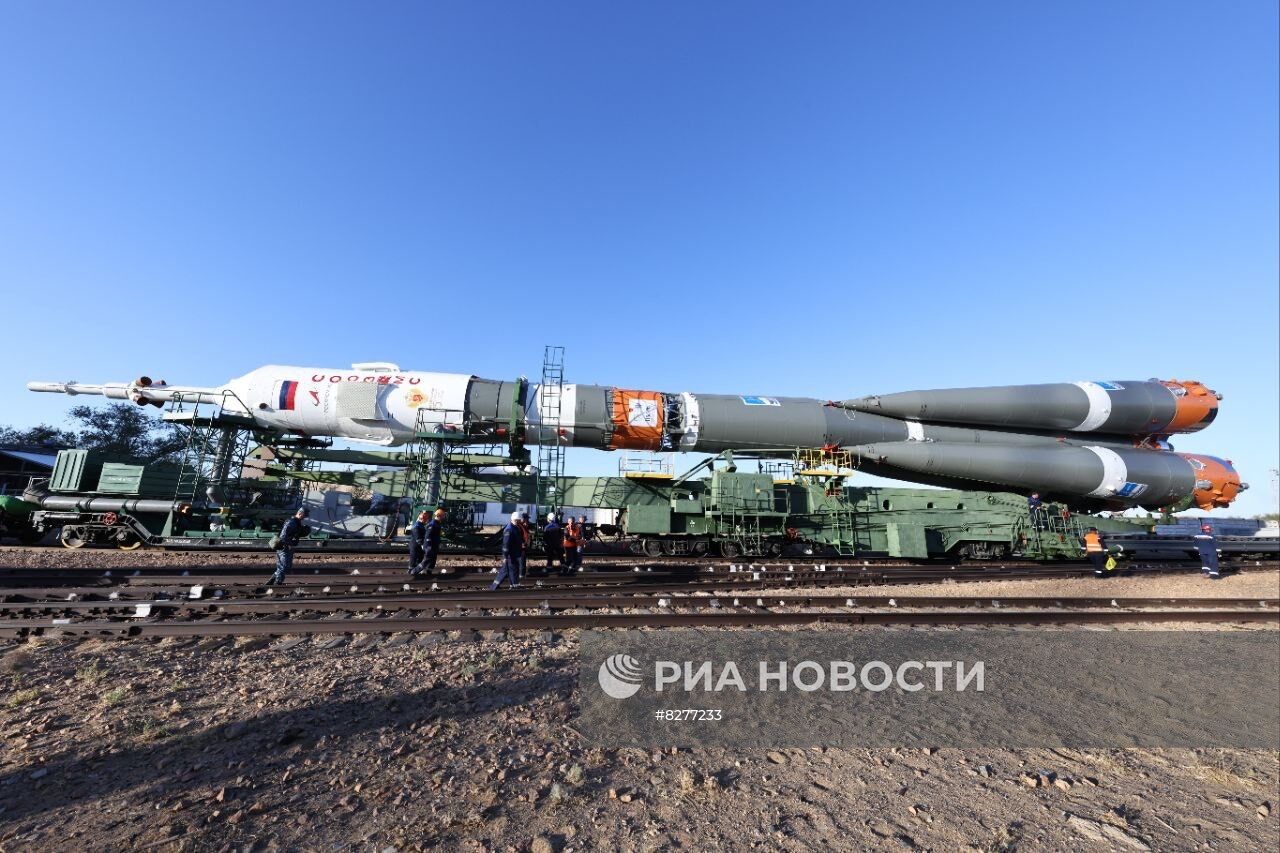 Вывоз на старт ракеты-носителя "Союз-2.1а" с пилотируемым кораблем "Союз МС-22"  